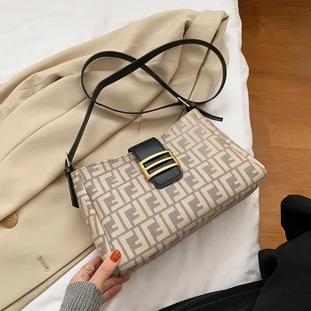 Nová crossbody tašky pro ženy. Elegantní retro bageta. Módní dopis taška přes rameno. Luxusní značkové kabelky. materiál pu tote bag